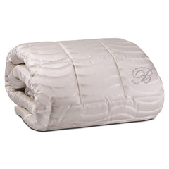 Trapunta Invernale matrimoniale Jasmine di Blumarine, in raso jacquard. piumone in fantasia con motivo a onde. Colore ecrù avorio