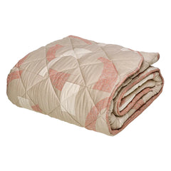 Trapunta invernale Domino Borbonese. fantasia con forme geometriche beige e rossicce su fondo tortora chiaro.