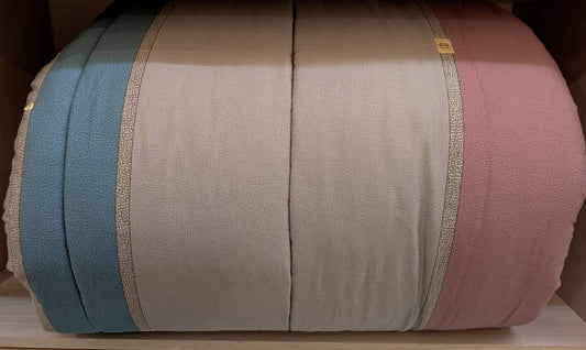 trapunta invernale lounge borbonese matrimoniale. Fantasia con fondo tortora e cornici ottanio e rosso.