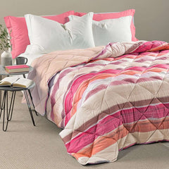 Trapunta invernale Caleffi Atlanta in microfibra. Disponibile nella misura per letto singolo, e piazza e mezza.Piumone con fantasia moderna con striature rosa corallo e arancioni