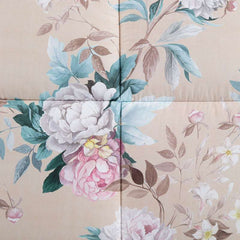 Trapunta invernale matrimoniale Caleffi Beautiful in raso di cotone. Delicata fantasia con fiori chiari su fondo beige.