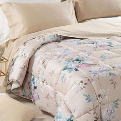 Trapunta invernale matrimoniale Caleffi Beautiful in raso di cotone. Delicata fantasia con fiori chiari su fondo beige.