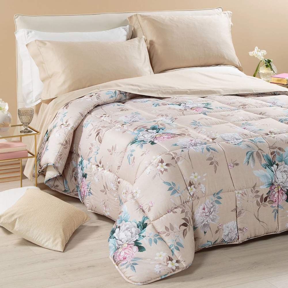 Trapunta invernale matrimoniale Caleffi Beautiful in raso di cotone. Delicata fantasia con fiori chiari su fondo beige.