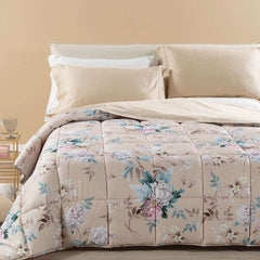 Trapunta invernale matrimoniale Caleffi Beautiful in raso di cotone. Delicata fantasia con fiori chiari su fondo beige.