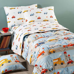 Trapunta invernale Caleffi Car in puro cotone per letto singolo e piazza e mezza. Fantasia con macchine colorate su fondo turchese. Ideale per i tuoi bambini.