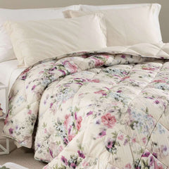 Trapunta invernale Caleffi Damasco in microfibra. Disponibile nella misura per letto singolo, piazza e mezza e matrimoniale. Romantica fantasia floreale con fiori bianchi, rosa e glicine su fondo beige chiaro.