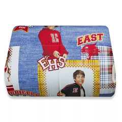 Trapunta invernale High School Musical, della linea Caleffi Disney. Trapunta in puro cotone nella misura letto singolo. Piumone in fantasia con i personaggi del film e con fondo azzurro effetto jeans.