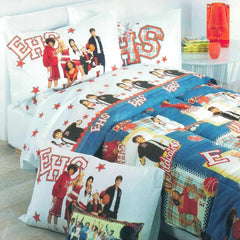 Trapunta invernale High School Musical, della linea Caleffi Disney. Trapunta in puro cotone nella misura letto singolo. Piumone in fantasia con i personaggi del film e con fondo azzurro effetto jeans.