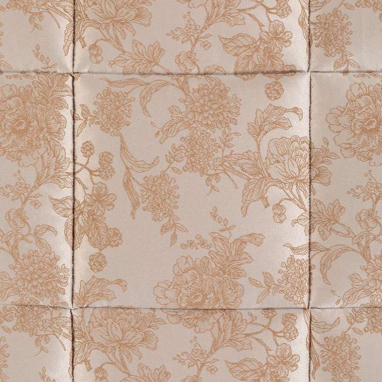 Trapunta invernale matrimoniale Caleffi Fioralba, in prezioso raso jacquard
Il piumone Fioralba è caratterizzata da una fantasia floreale tono su tono, nella variante di colore tortora/bronzo. Dettaglio fantasia