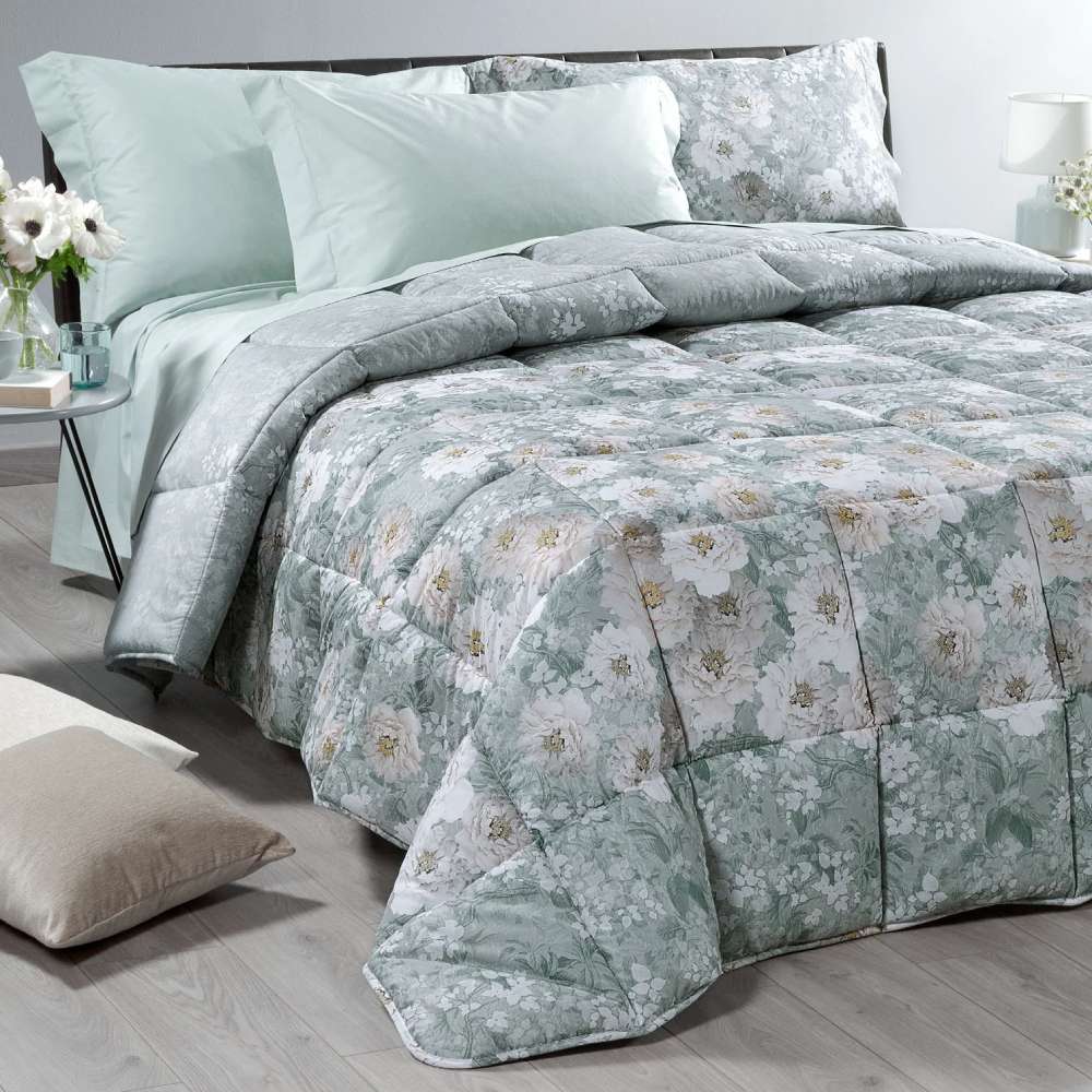 Trapunta invernale matrimoniale Caleffi Kyoto Flowers in cotone.
Piumone fantasia fiori chiari su fondo verde anice.