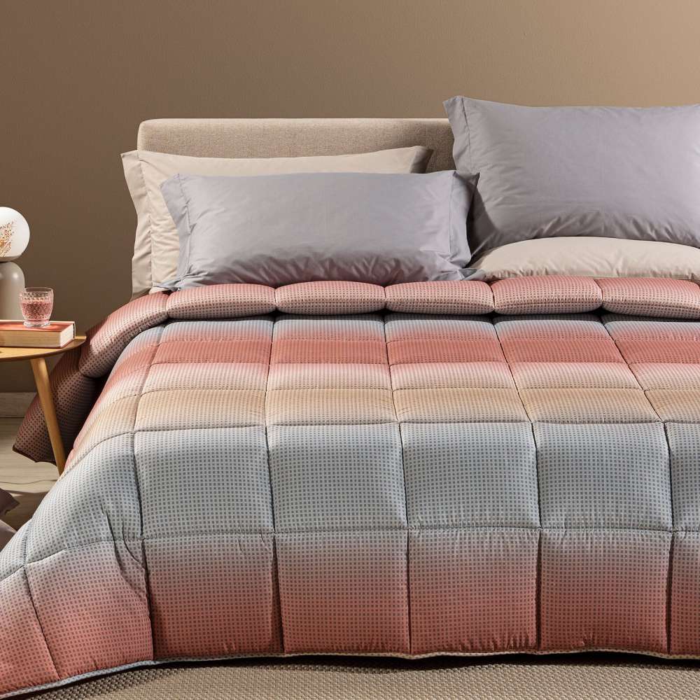 Trapunta Invernale caleffi Larry. piumone fantasia geometrica effetto degrade, variante corallo.