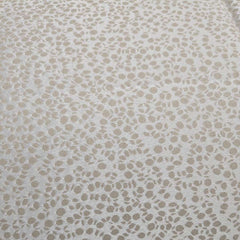 Trapunta invernale matrimoniale Caleffi Perlee, in prezioso raso jacquard. Piumone con fantasia geometrica moderna a puntini, nella variante di colore vaniglia beige