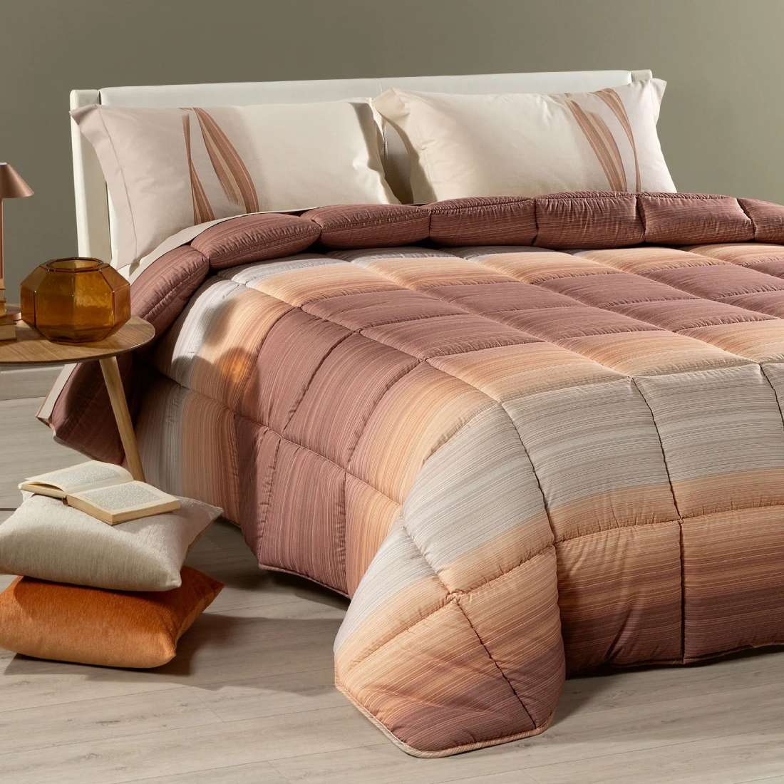 Trapunta invernale Caleffi Rainbow in microfibra. Disponibile nella misura per letto singolo. Fantasia moderna a righe con effetto degradè colore ambra beige marrone