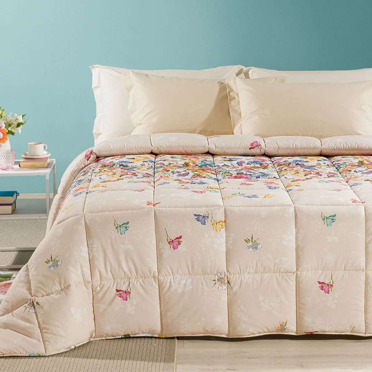 Trapunta invernale matrimoniale Caleffi Serra, in puro cotone con stampa digitale.Il piumone Serra presenta una particolare fantasia floreale, con una grande fascia di fiori dai colori vivaci su su un fondo beige chiaro