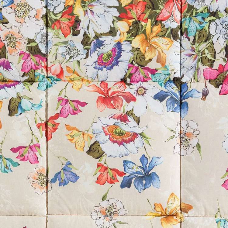 Trapunta invernale matrimoniale Caleffi Serra, in puro cotone con stampa digitale.Il piumone Serra presenta una particolare fantasia floreale, con una grande fascia di fiori dai colori vivaci su su un fondo beige chiaro. Dettaglio fantasia fiori