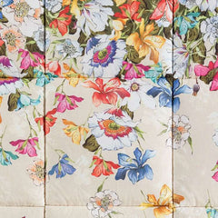 Trapunta invernale matrimoniale Caleffi Serra, in puro cotone con stampa digitale.Il piumone Serra presenta una particolare fantasia floreale, con una grande fascia di fiori dai colori vivaci su su un fondo beige chiaro. Dettaglio fantasia fiori