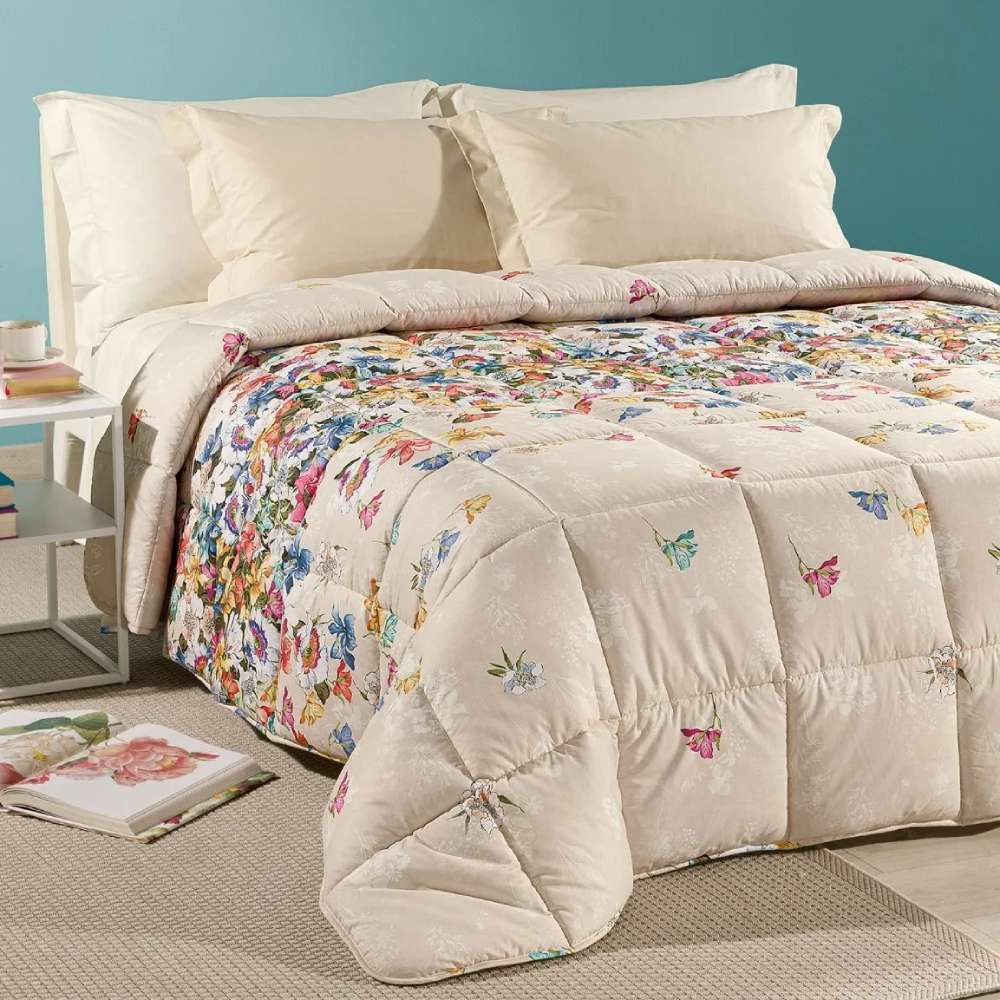 Trapunta invernale matrimoniale Caleffi Serra, in puro cotone con stampa digitale.Il piumone Serra presenta una particolare fantasia floreale, con una grande fascia di fiori dai colori vivaci su su un fondo beige chiaro