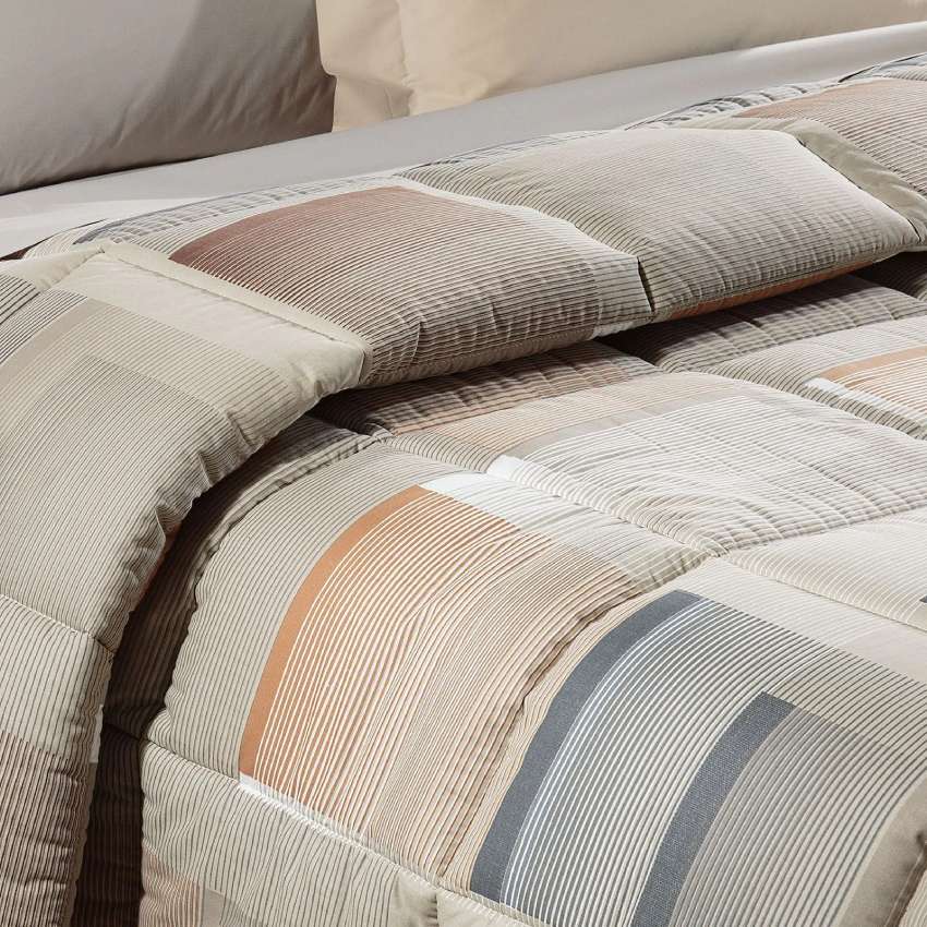 Trapunta invernale Caleffi Sidney in puro cotone. Disponibile nella misura per letto singolo, piazza e mezza e matrimoniale.Fantasia geometrica dallo stile moderno, colore ambra tortora.