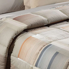 Trapunta invernale Caleffi Sidney in puro cotone. Disponibile nella misura per letto singolo, piazza e mezza e matrimoniale.Fantasia geometrica dallo stile moderno, colore ambra tortora.