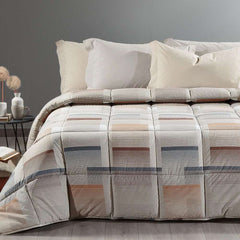 Trapunta invernale Caleffi Sidney in puro cotone. Disponibile nella misura per letto singolo, piazza e mezza e matrimoniale.Fantasia geometrica dallo stile moderno, colore ambra tortora.