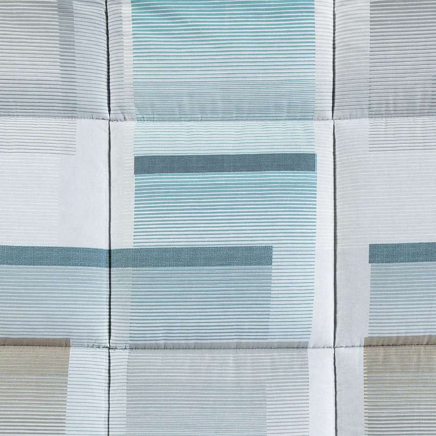 Trapunta invernale Caleffi Sidney in puro cotone. Disponibile nella misura per letto singolo, piazza e mezza e matrimoniale.Fantasia geometrica dallo stile moderno, colore grigio azzurro. dettaglio fantasia