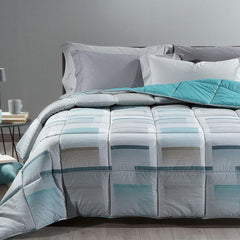 Trapunta invernale Caleffi Sidney in puro cotone. Disponibile nella misura per letto singolo, piazza e mezza e matrimoniale.Fantasia geometrica dallo stile moderno, colore grigio azzurro.