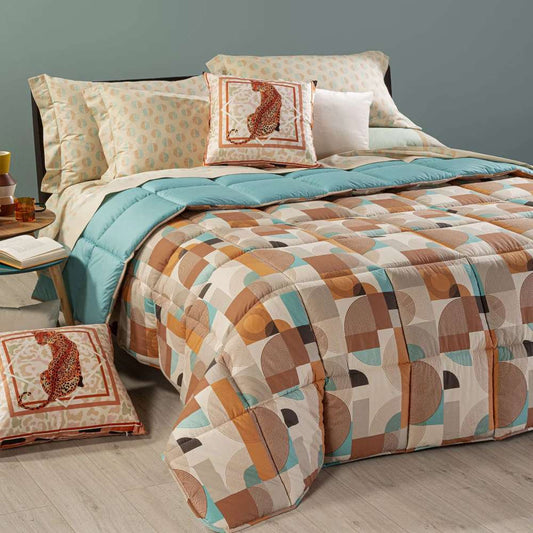 Trapunta invernale Caleffi Tech in puro cotone. Disponibile nella misura per letto da una piazza e mezza e matrimoniale. Fantasia geometrica dallo stile moderno, variante di colore ambra.