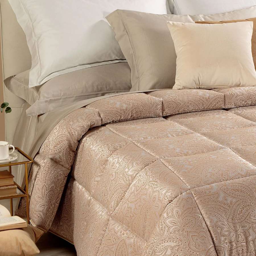 Trapunta invernale matrimoniale Caleffi Dorata, in prezioso raso jacquard.Il piumone Dorata è caratterizzato da una fantasia tono su tono, nella variante di colore ambra.