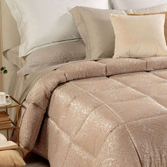Trapunta invernale matrimoniale Caleffi Dorata, in prezioso raso jacquard.Il piumone Dorata è caratterizzato da una fantasia tono su tono, nella variante di colore ambra.