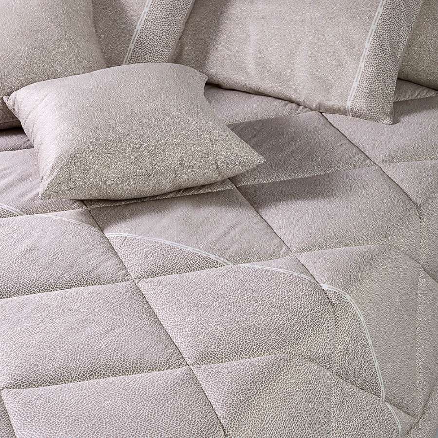 Trapunta invernale matrimoniale Borbonese Century, in raso di puro cotone. Il piumone Century è caratterizzato dalla tipica stampa Borbonese a occhio di pernice in due diverse dimensioni, separate fa una fascia chiara che riporta il logo Borbonese. Variante di colore tortora.