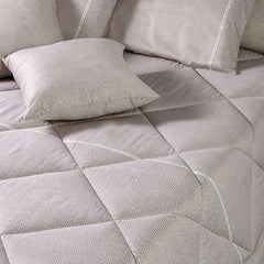 Trapunta invernale matrimoniale Borbonese Century, in raso di puro cotone. Il piumone Century è caratterizzato dalla tipica stampa Borbonese a occhio di pernice in due diverse dimensioni, separate fa una fascia chiara che riporta il logo Borbonese. Variante di colore tortora.