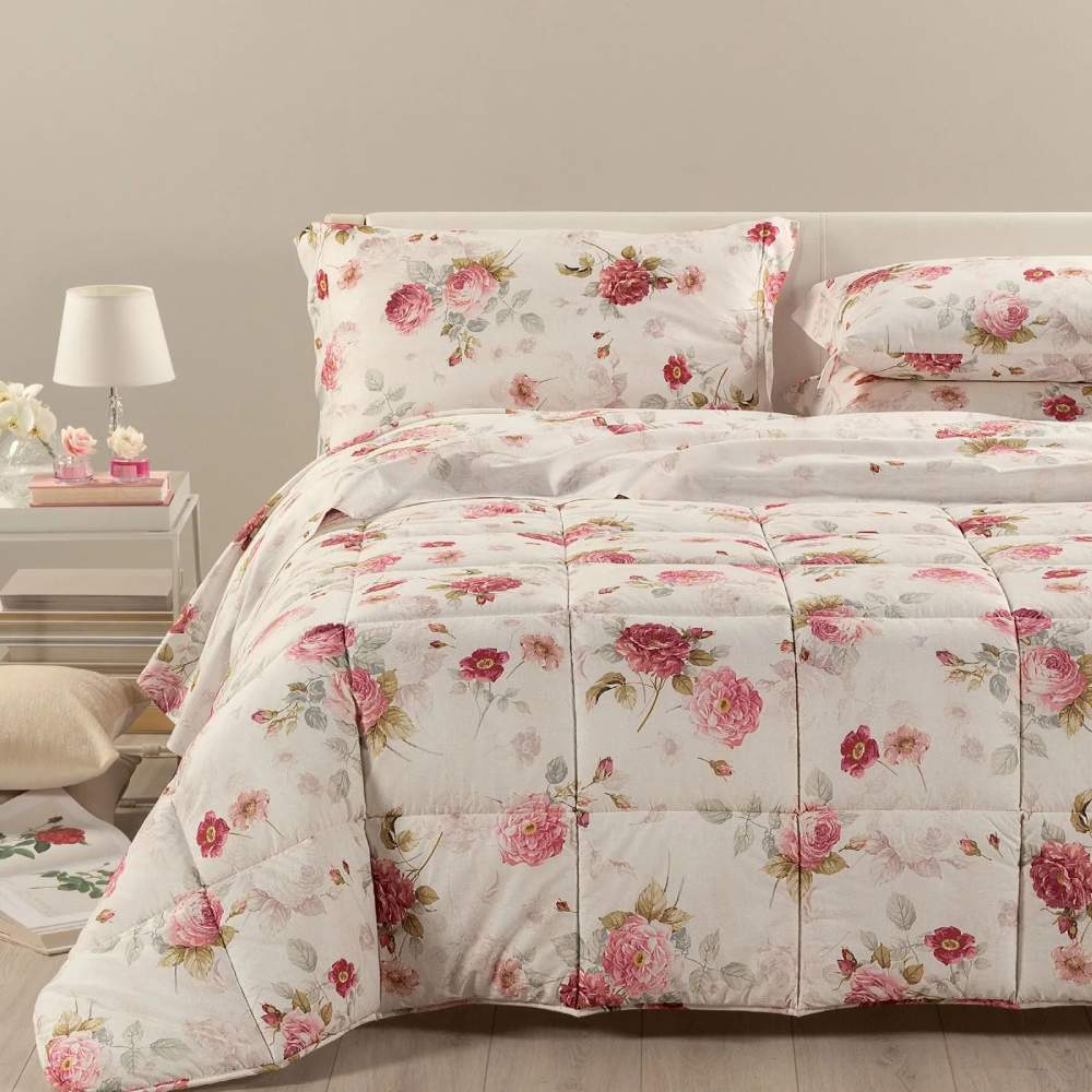Trapunta invernale matrimoniale Caleffi Eden Rose, in puro cotone con stampa digitale. il piumone Eden Rose presenta una delicata fantasia floreale, con rose rosse su su fondo avorio.