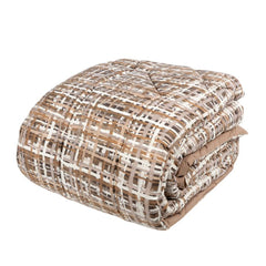 Trapunta invernale matrimoniale Fazzini Coco, in percalle di cotone.La fantasia della trapunta Coco trae spunto dalle lavorazioni tessili artigianali, i cui intrecci interpretano preziose creazioni senza tempo. Le fibre si incontrano in una griglia volutamente imperfetta, in cui qualche filo bianco è lasciato libero per regalare movimento alla superficie. Colore tortora corteccia