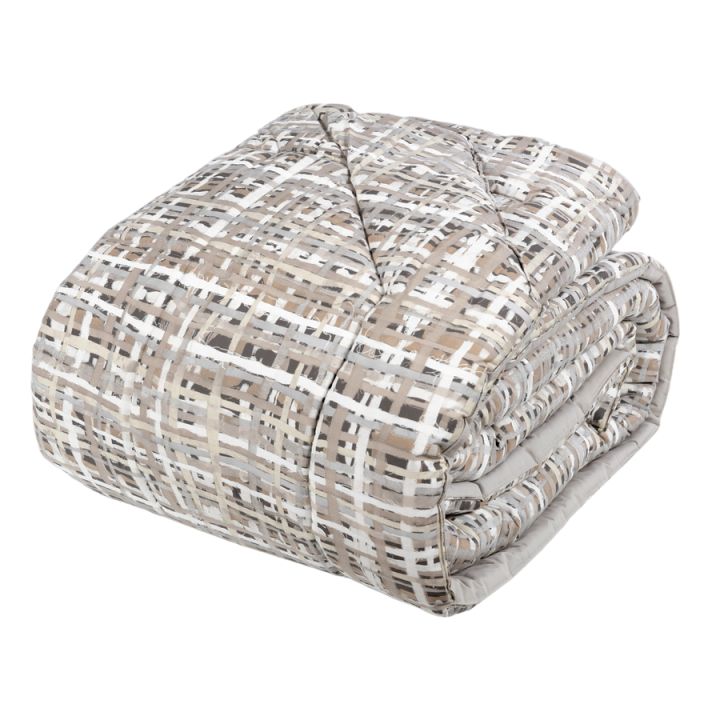 Trapunta invernale matrimoniale Fazzini Coco, in percalle di cotone.La fantasia della trapunta Coco trae spunto dalle lavorazioni tessili artigianali, i cui intrecci interpretano preziose creazioni senza tempo. Le fibre si incontrano in una griglia volutamente imperfetta, in cui qualche filo bianco è lasciato libero per regalare movimento alla superficie. Colore tortora grigio neutri