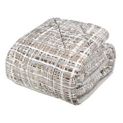 Trapunta invernale matrimoniale Fazzini Coco, in percalle di cotone.La fantasia della trapunta Coco trae spunto dalle lavorazioni tessili artigianali, i cui intrecci interpretano preziose creazioni senza tempo. Le fibre si incontrano in una griglia volutamente imperfetta, in cui qualche filo bianco è lasciato libero per regalare movimento alla superficie. Colore tortora grigio neutri