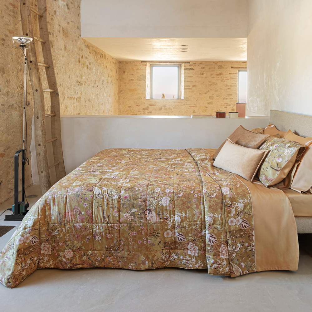 Trapunta invernale matrimoniale Fazzini Giardini d'Oriente, in raso di puro cotone. La collezione Giardini d'Oriente presenta una romantica fantasia floreale che ricorda i tessuti pregiati di fine Ottocento. Sul raso di cotone prendono vita rami in fiore e affascinanti uccelli dalle meravigliose piume. Colore tortora cammello.