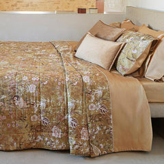 Trapunta invernale matrimoniale Fazzini Giardini d'Oriente, in raso di puro cotone. La collezione Giardini d'Oriente presenta una romantica fantasia floreale che ricorda i tessuti pregiati di fine Ottocento. Sul raso di cotone prendono vita rami in fiore e affascinanti uccelli dalle meravigliose piume. Colore tortora cammello.