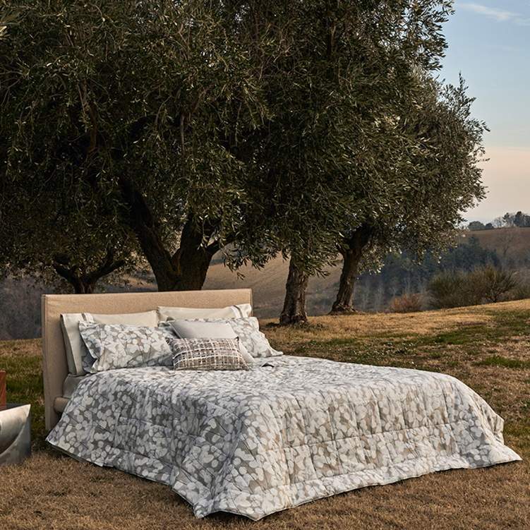 Trapunta Invernale matrimoniale Fazzini Lunaria in percalle di cotone. fantasia moderna con fiori chiari su fondo grigio