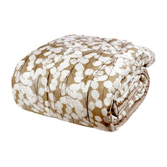 Trapunta invernale matrimoniale Fazzini Lunaria, in percalle di puro cotone. La trapunta invernale Lunaria presenta una fantasia floreale dallo stile moderno, con fiori chiari su fondo tortora/cammello. Il piumone è trapuntato a capo e rifinito a mano con due angoli sagomati che lo adattano perfettamente agli angoli del letto.