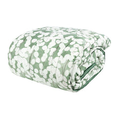 Trapunta invernale matrimoniale Fazzini Lunaria, in percalle di puro cotone. La trapunta invernale Lunaria presenta una fantasia floreale dallo stile moderno, con fiori chiari su fondo verde. Il piumone è trapuntato a capo e rifinito a mano con due angoli sagomati che lo adattano perfettamente agli angoli del letto.