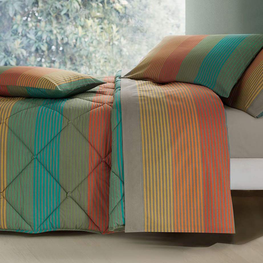 Trapunta invernale Gabel Denver in puro cotone. Piumone per letto singolo e piazza e mezza con vivace fantasia multicolore a righe sui toni del giallo, arancio e verde