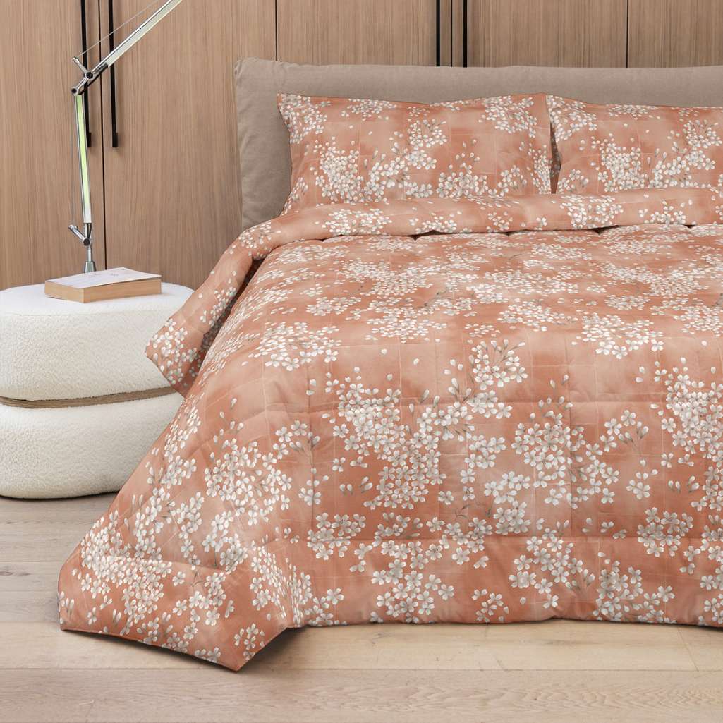 Trapunta invernale Fazzini Kimono. fantasia con fiori bianchi su fondo sandalo (pesca)