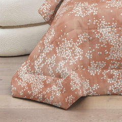 Trapunta invernale Fazzini Kimono. fantasia con fiori bianchi su fondo sandalo