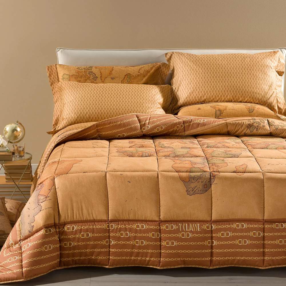 Trapunta Invernale matrimoniale Alviero Martini Geo Classic 24, in raso di puro cotone con stampa digitale. Piumone con fantasia double face nel tipico stile Alviero Martini, con cartina geografica in una particolare colorazione cammello. Bordo con fasce più scure con catenine dorate.