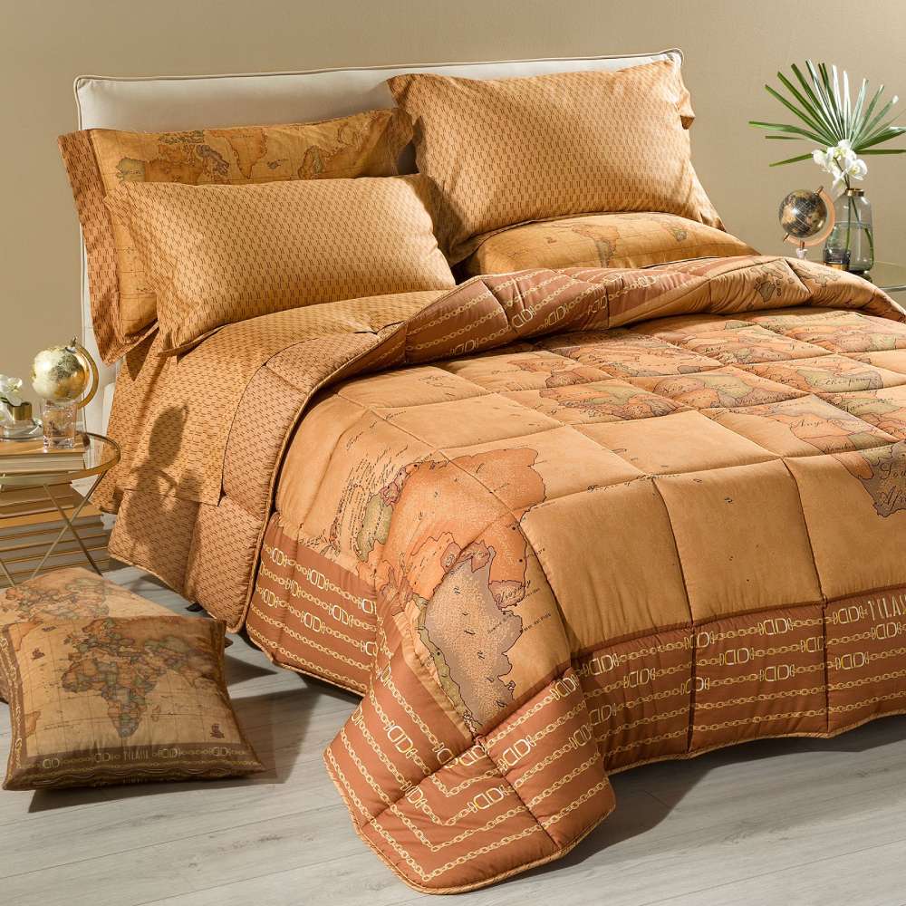 Trapunta Invernale matrimoniale Alviero Martini Geo Classic 24, in raso di puro cotone con stampa digitale. Piumone con fantasia double face nel tipico stile Alviero Martini, con cartina geografica in una particolare colorazione cammello. Bordo con fasce più scure con catenine dorate.