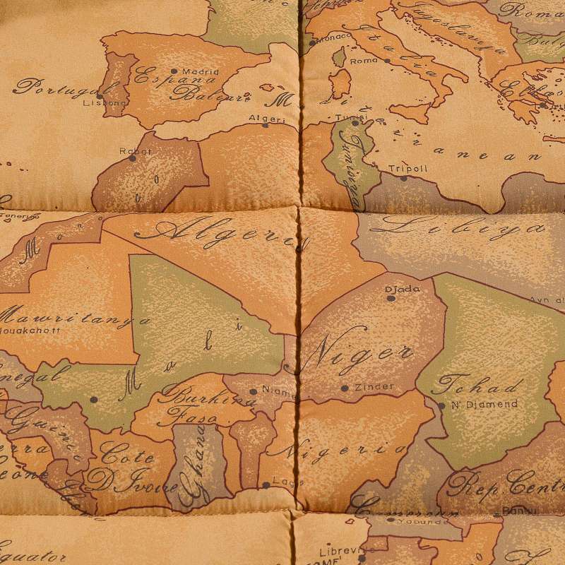 Trapunta Invernale matrimoniale Alviero Martini Geo Classic 24, in raso di puro cotone con stampa digitale. Piumone con fantasia double face nel tipico stile Alviero Martini, con cartina geografica in una particolare colorazione cammello. Dettaglio fantasia.