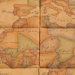 Trapunta Invernale matrimoniale Alviero Martini Geo Classic 24, in raso di puro cotone con stampa digitale. Piumone con fantasia double face nel tipico stile Alviero Martini, con cartina geografica in una particolare colorazione cammello. Dettaglio fantasia.