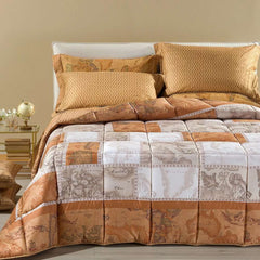Trapunta Invernale matrimoniale Alviero Martini Geo Patch, in raso di puro cotone con stampa digitale.Fantasia double face nel tipico stile Alviero Martini. La stampa patchwork, dai toni caldi, arricchirà la vostra camera da letto con la classe del brand in tutte le sue sfumature.