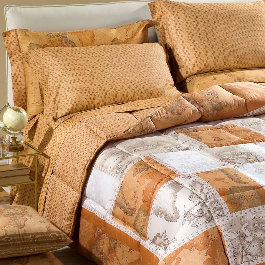 Trapunta Invernale matrimoniale Alviero Martini Geo Patch, in raso di puro cotone con stampa digitale.Fantasia double face nel tipico stile Alviero Martini. La stampa patchwork, dai toni caldi, arricchirà la vostra camera da letto con la classe del brand in tutte le sue sfumature.
