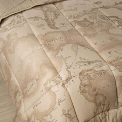 Trapunta Invernale matrimoniale Alviero Martini Geo Safari, in raso di puro cotone con stampa digitale. Piumone con fantasia double face nel tipico stile Alviero Martini, colore beige.